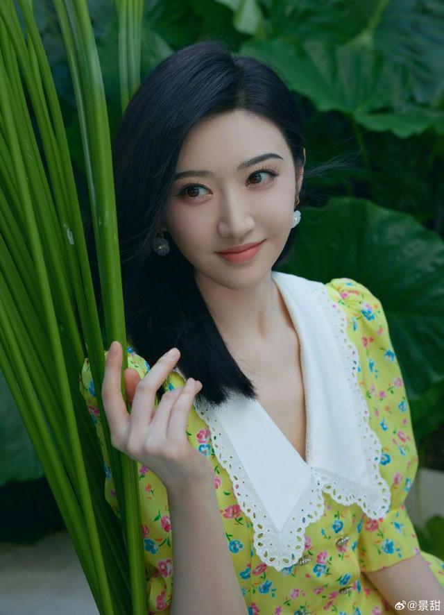 景甜穿黄绿色碎花裙复古温柔 举手投足尽显优雅气质