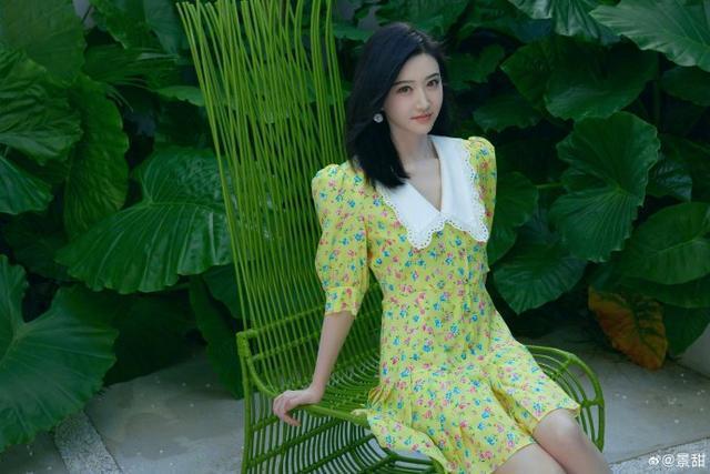 景甜穿黄绿色碎花裙复古温柔 举手投足尽显优雅气质