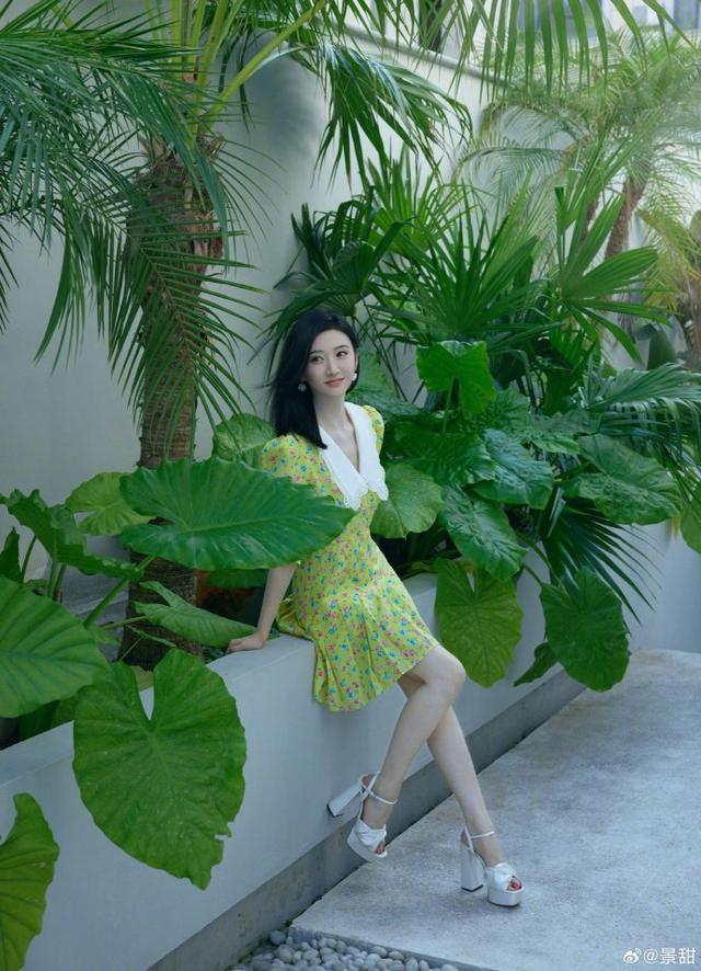 景甜穿黄绿色碎花裙复古温柔 举手投足尽显优雅气质