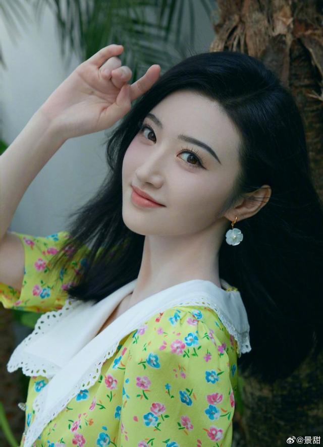 景甜穿黄绿色碎花裙复古温柔 举手投足尽显优雅气质