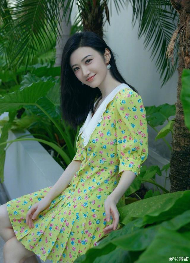 景甜穿黄绿色碎花裙复古温柔 举手投足尽显优雅气质