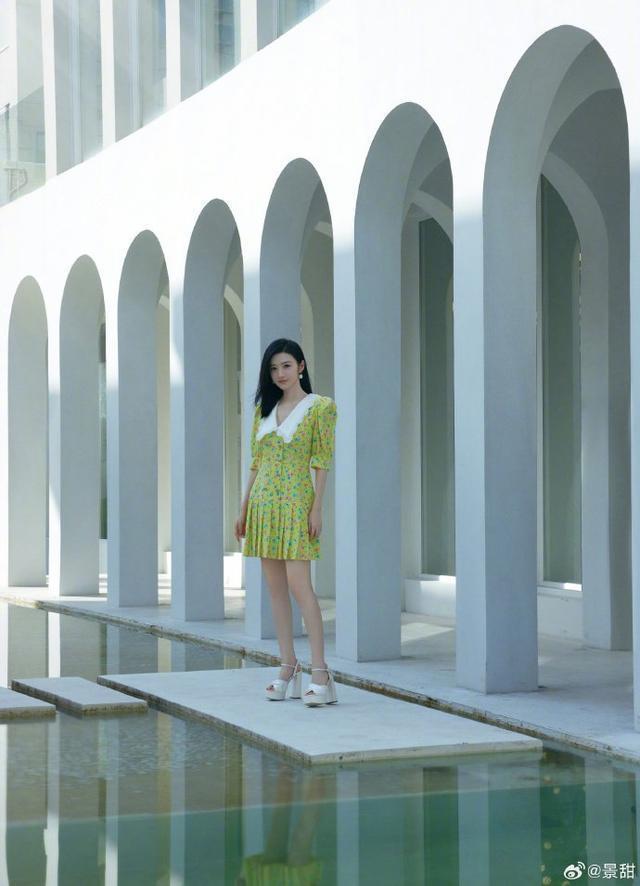 景甜穿黄绿色碎花裙复古温柔 举手投足尽显优雅气质