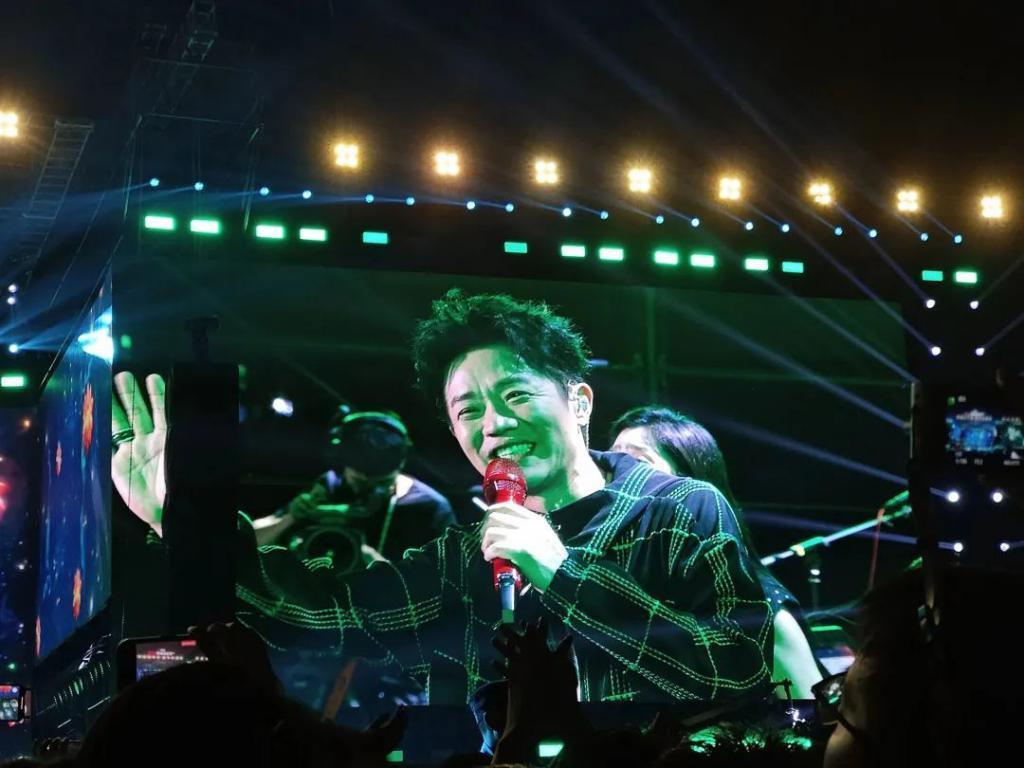 花499给凤凰传奇唱一晚上歌，现在流行去演唱会当怨种？