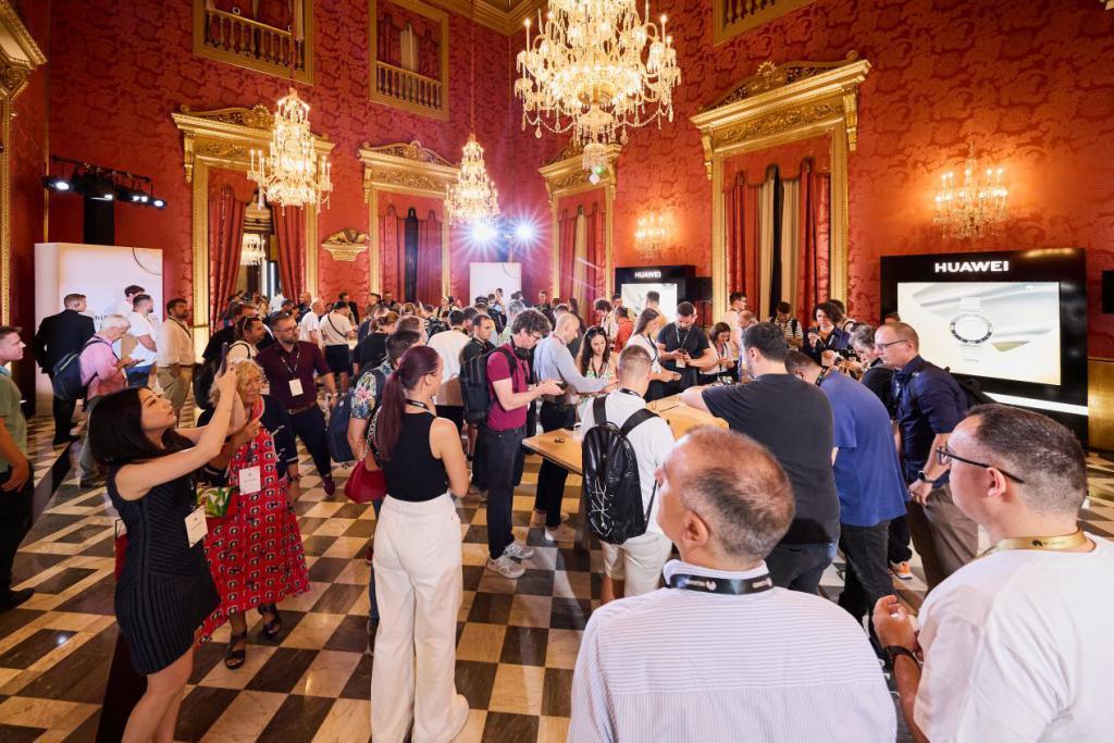 欧洲发布会现场炸翻，华为手表帕梅拉莫法拉王炸组合！