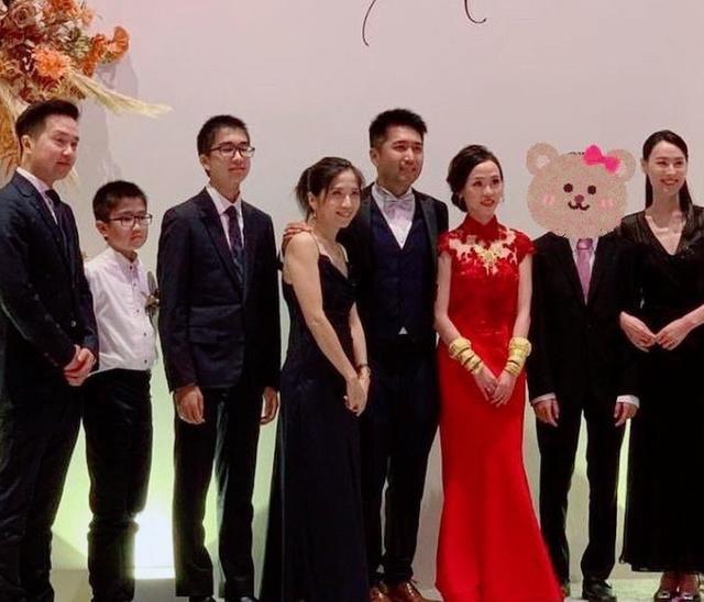 35岁梁洛施健身素颜照曝光，皮肤白皙似少女，不像三娃妈