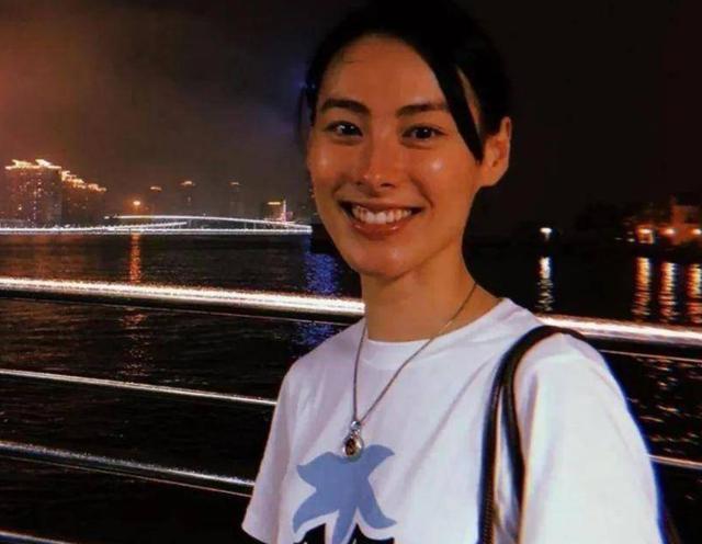 35岁梁洛施健身素颜照曝光，皮肤白皙似少女，不像三娃妈