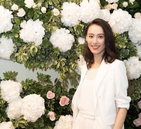 35岁梁洛施健身素颜照曝光，皮肤白皙似少女，不像三娃妈