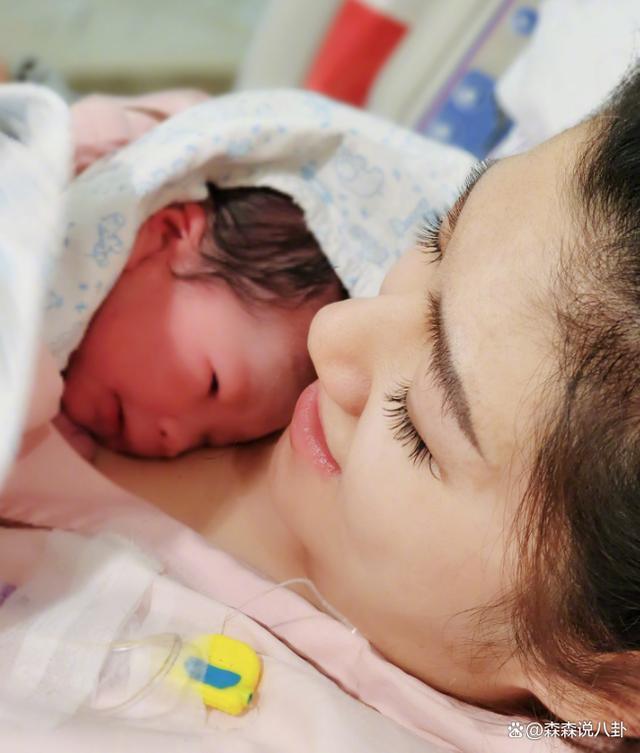Selina高龄产子，尚未和小7岁男友登记，妹妹回应