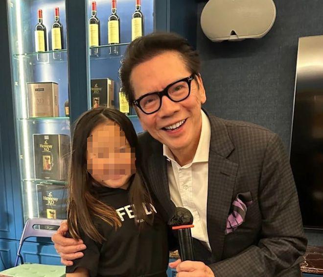 吕良伟与甄子丹向华强同框，气质似小伙，与三婚老婆太甜蜜