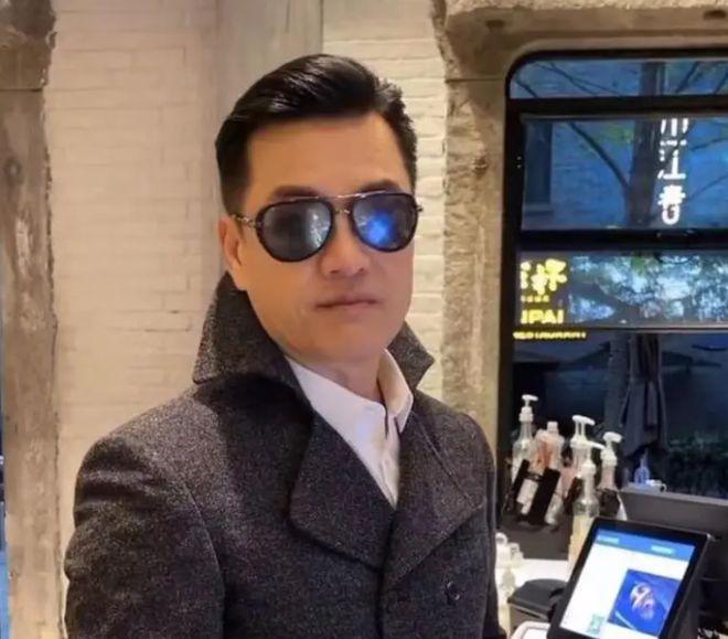 吕良伟与甄子丹向华强同框，气质似小伙，与三婚老婆太甜蜜
