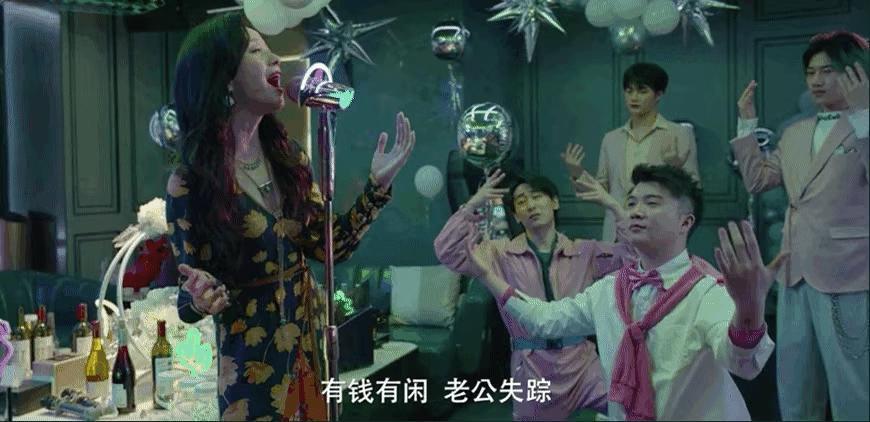 曾被家人嫌弃,连儿子都不认她,翻红后又陷入热恋