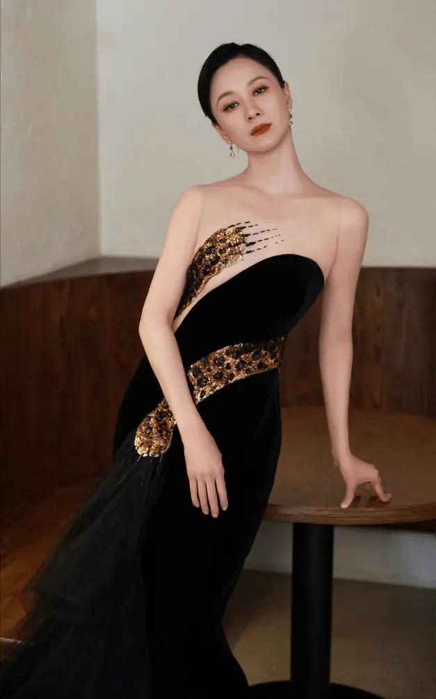 曾被家人嫌弃,连儿子都不认她,翻红后又陷入热恋