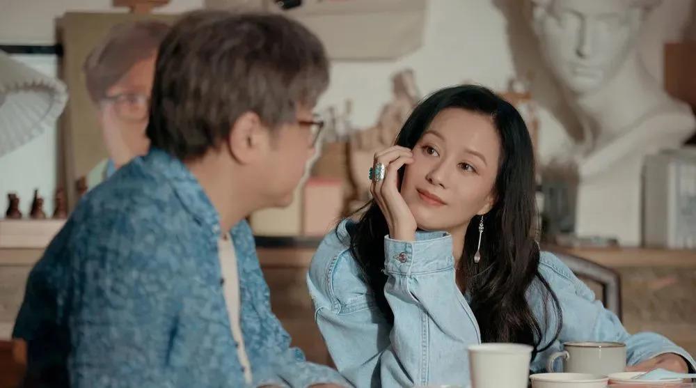 曾被家人嫌弃,连儿子都不认她,翻红后又陷入热恋