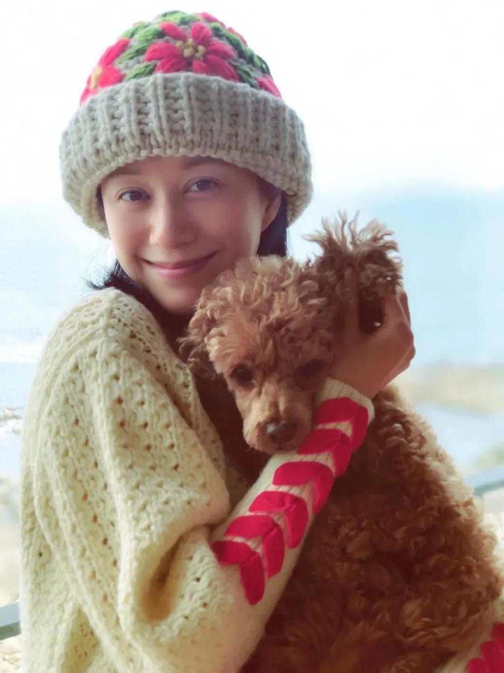 曾被家人嫌弃,连儿子都不认她,翻红后又陷入热恋