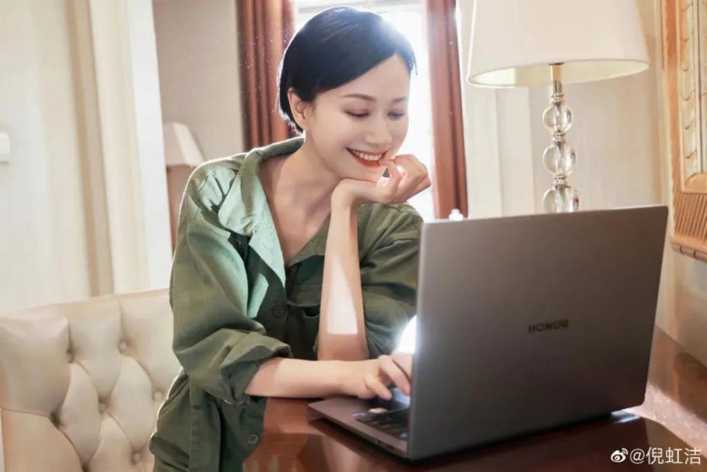 曾被家人嫌弃,连儿子都不认她,翻红后又陷入热恋