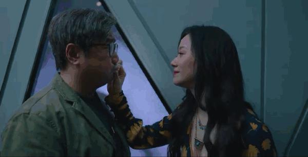 曾被家人嫌弃,连儿子都不认她,翻红后又陷入热恋