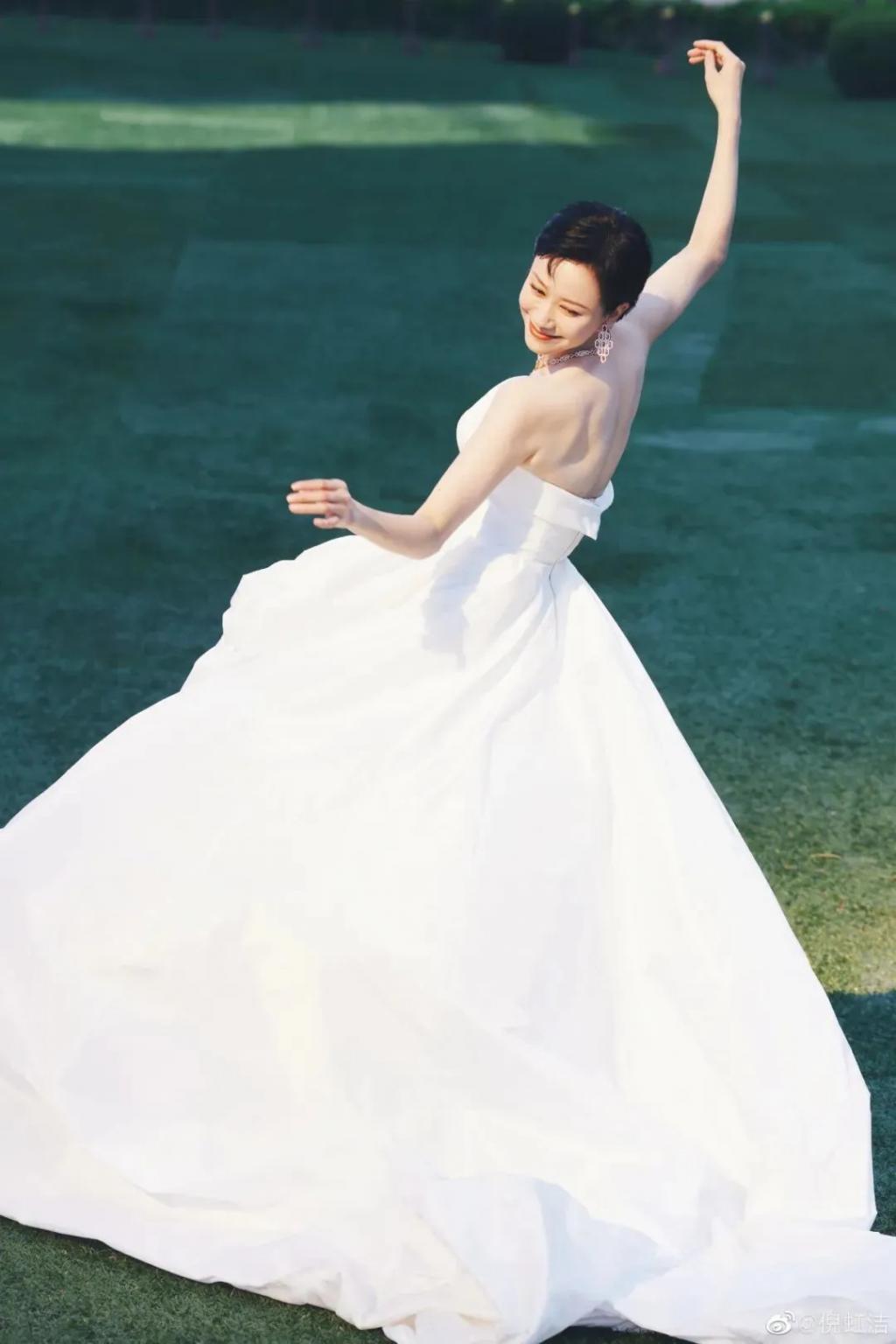 曾被家人嫌弃,连儿子都不认她,翻红后又陷入热恋