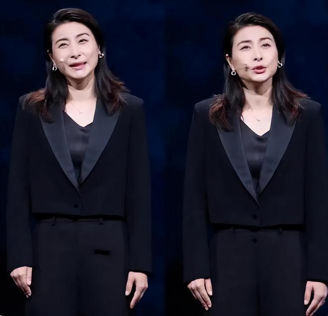郭晶晶正装出席活动，女强人气质明显，眼角有皱纹尽显温柔