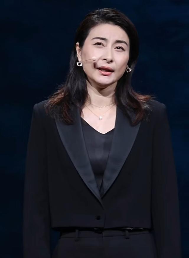 郭晶晶正装出席活动，女强人气质明显，眼角有皱纹尽显温柔