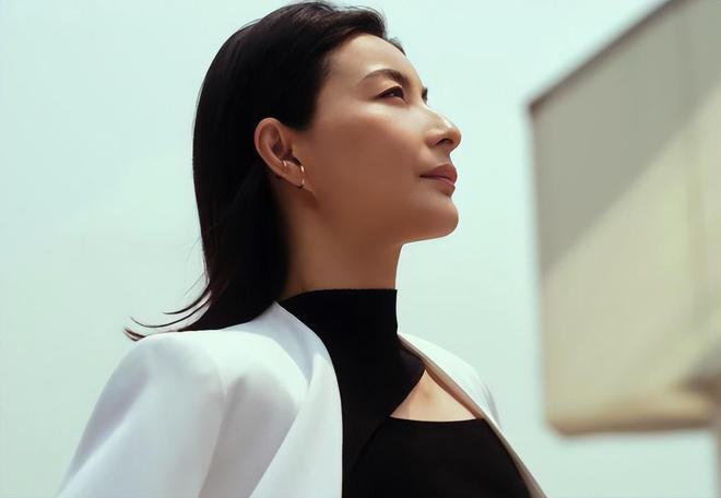 郭晶晶正装出席活动，女强人气质明显，眼角有皱纹尽显温柔