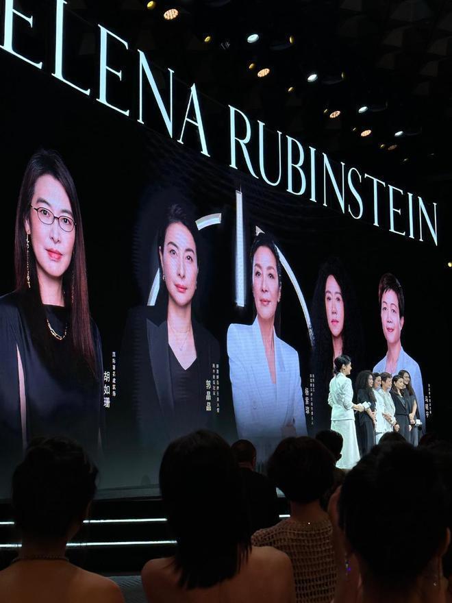郭晶晶正装出席活动，女强人气质明显，眼角有皱纹尽显温柔