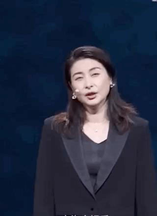 郭晶晶正装出席活动，女强人气质明显，眼角有皱纹尽显温柔