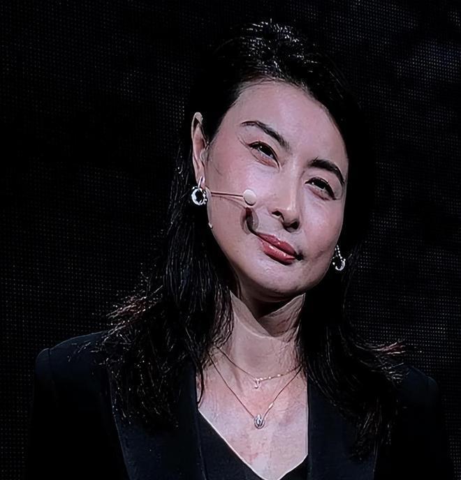 郭晶晶正装出席活动，女强人气质明显，眼角有皱纹尽显温柔