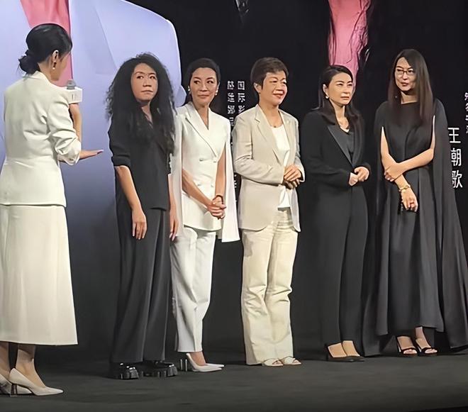 郭晶晶正装出席活动，女强人气质明显，眼角有皱纹尽显温柔