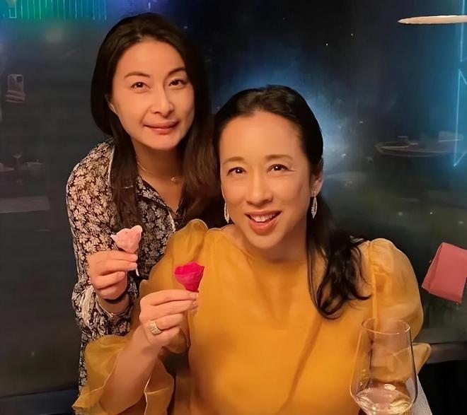 郭晶晶正装出席活动，女强人气质明显，眼角有皱纹尽显温柔