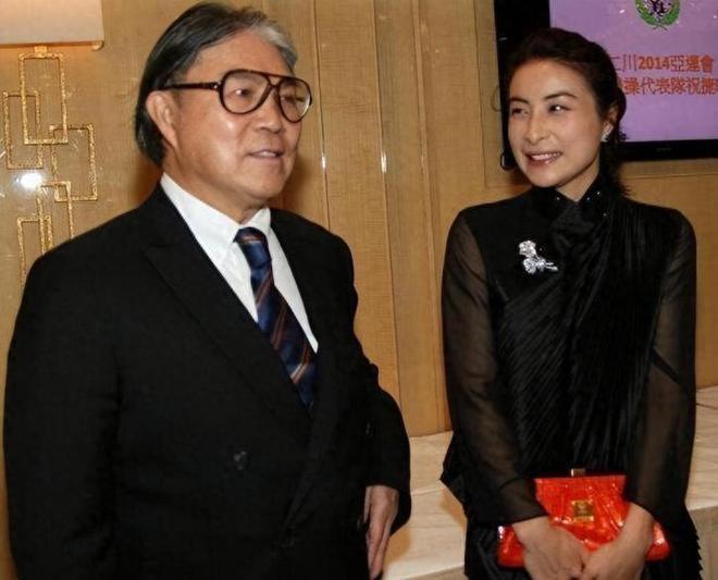 郭晶晶正装出席活动，女强人气质明显，眼角有皱纹尽显温柔