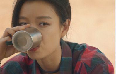 不会演别尬演！《西出玉门》倪妮一出手，让观众看清假吃有多离谱