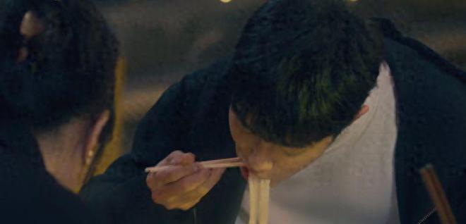 不会演别尬演！《西出玉门》倪妮一出手，让观众看清假吃有多离谱