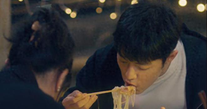 不会演别尬演！《西出玉门》倪妮一出手，让观众看清假吃有多离谱