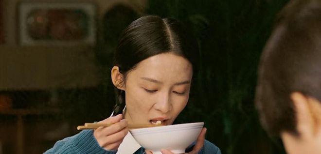 不会演别尬演！《西出玉门》倪妮一出手，让观众看清假吃有多离谱