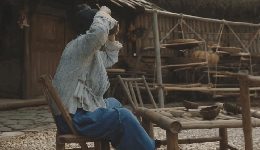 不会演别尬演！《西出玉门》倪妮一出手，让观众看清假吃有多离谱