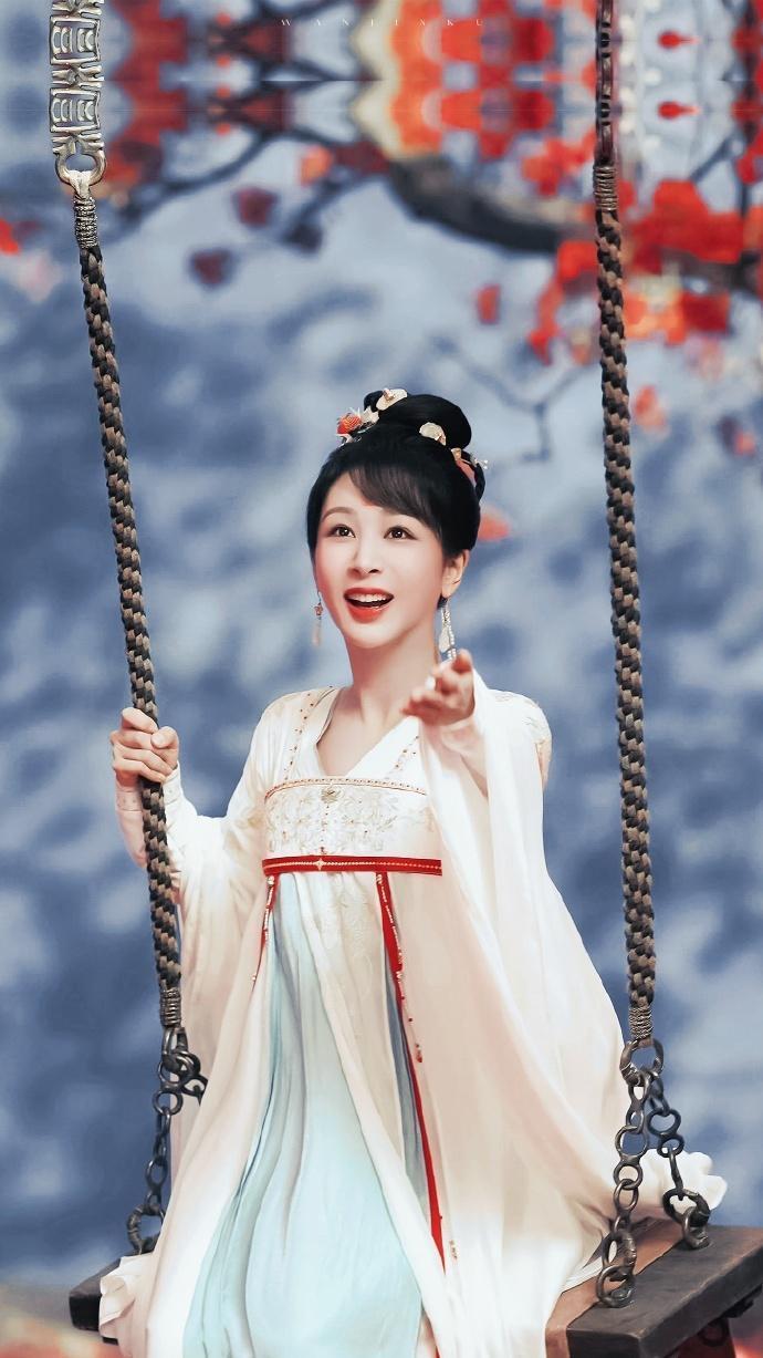 由造型引发舆论战：杨紫被疑爆剧不断、0拿奖？顶流转型遇困局