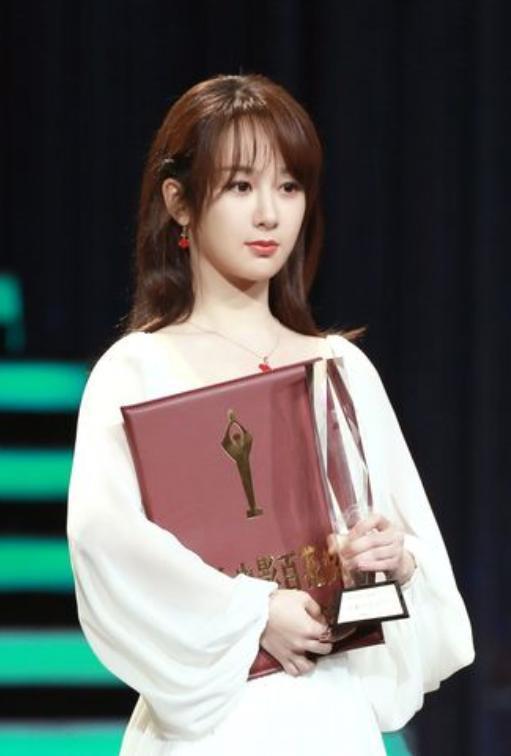 由造型引发舆论战：杨紫被疑爆剧不断、0拿奖？顶流转型遇困局