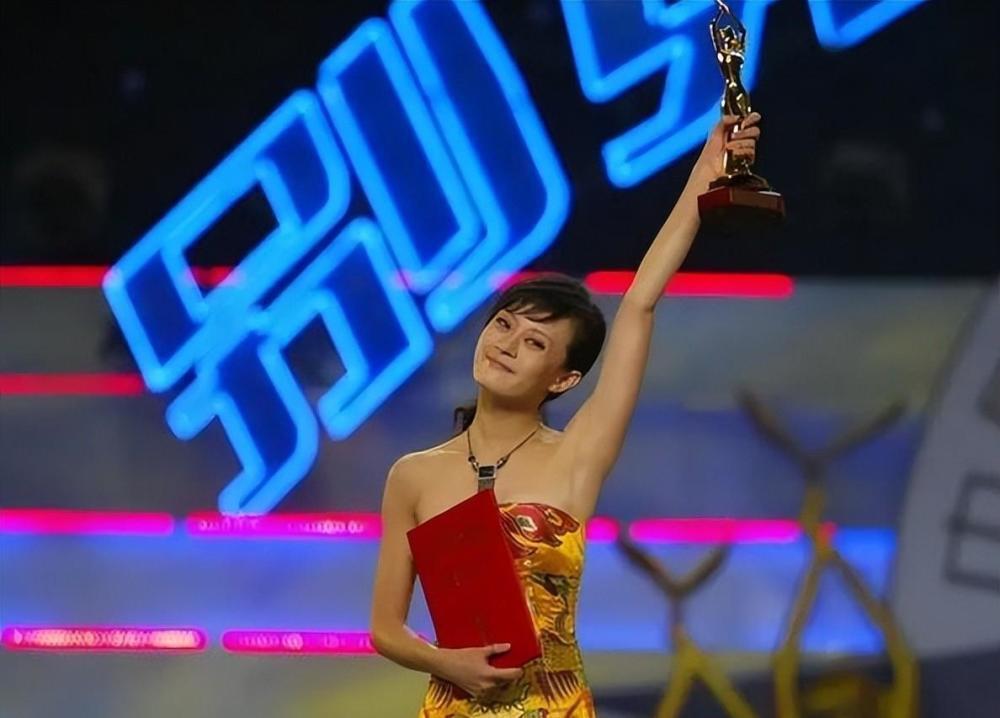 由造型引发舆论战：杨紫被疑爆剧不断、0拿奖？顶流转型遇困局