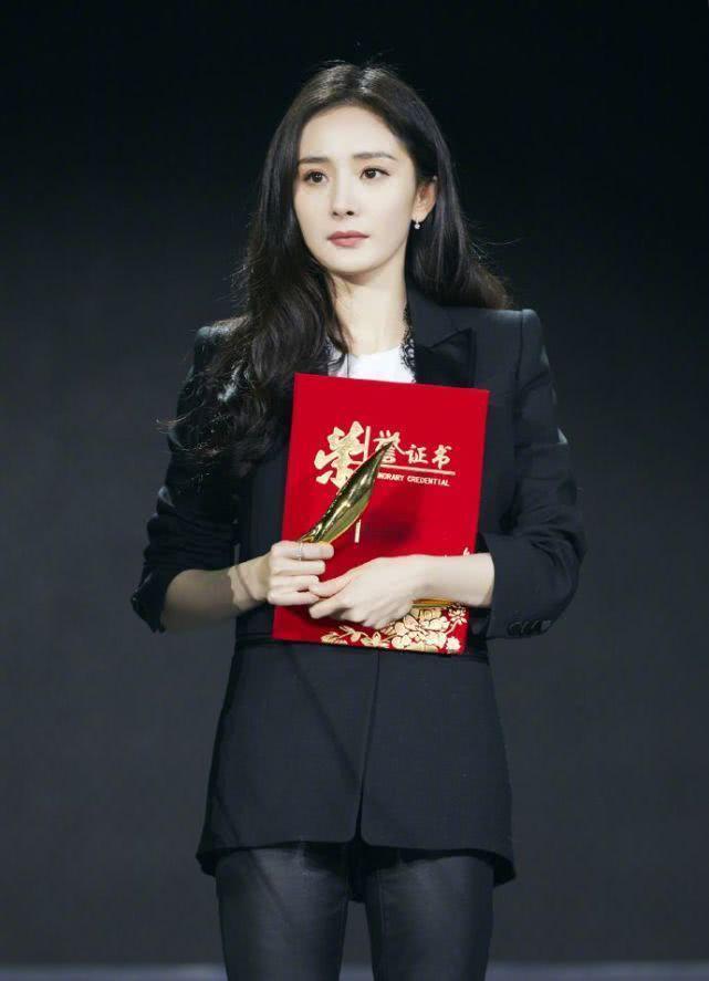 由造型引发舆论战：杨紫被疑爆剧不断、0拿奖？顶流转型遇困局