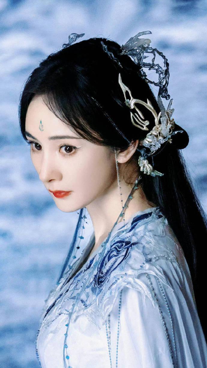 由造型引发舆论战：杨紫被疑爆剧不断、0拿奖？顶流转型遇困局