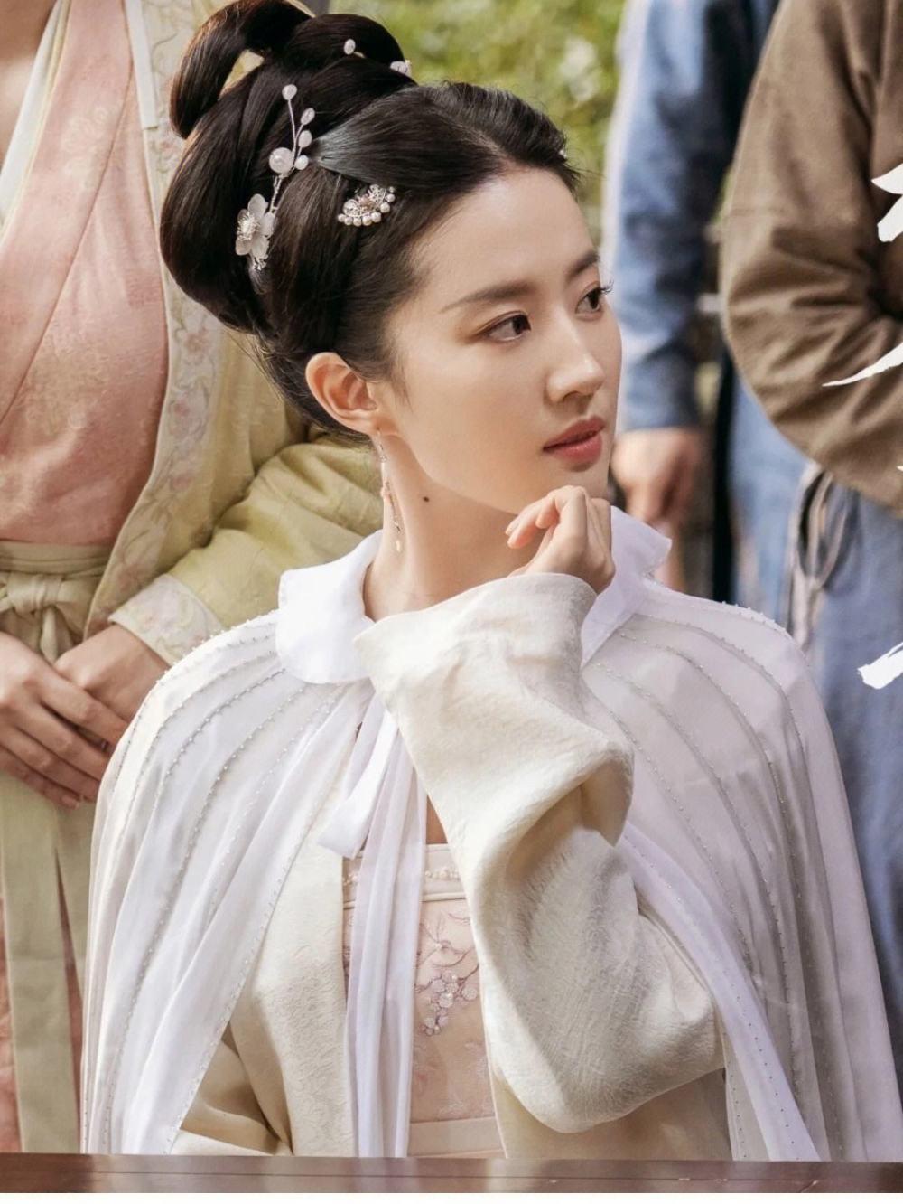 由造型引发舆论战：杨紫被疑爆剧不断、0拿奖？顶流转型遇困局