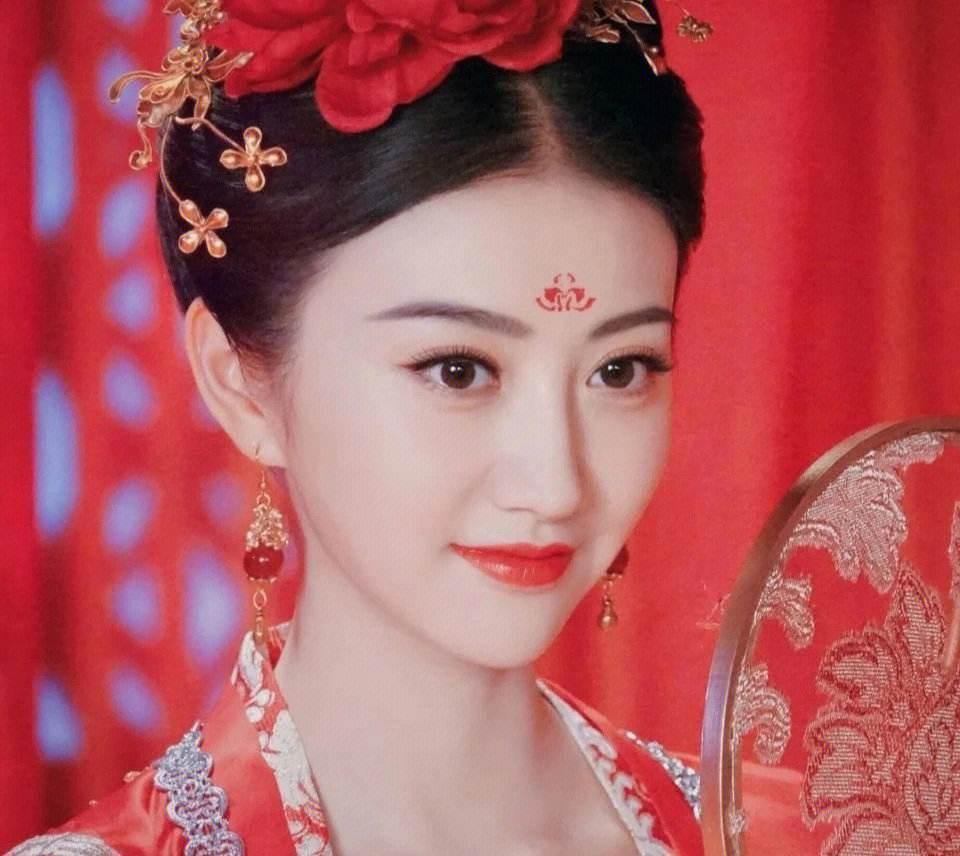 由造型引发舆论战：杨紫被疑爆剧不断、0拿奖？顶流转型遇困局