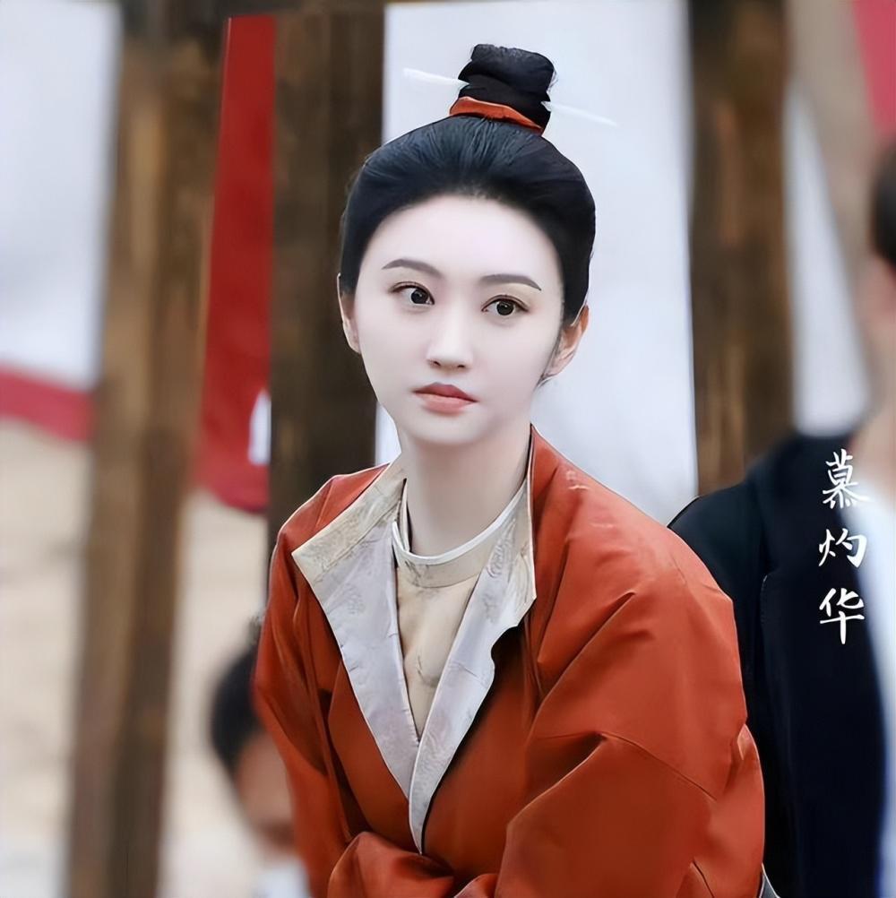 由造型引发舆论战：杨紫被疑爆剧不断、0拿奖？顶流转型遇困局