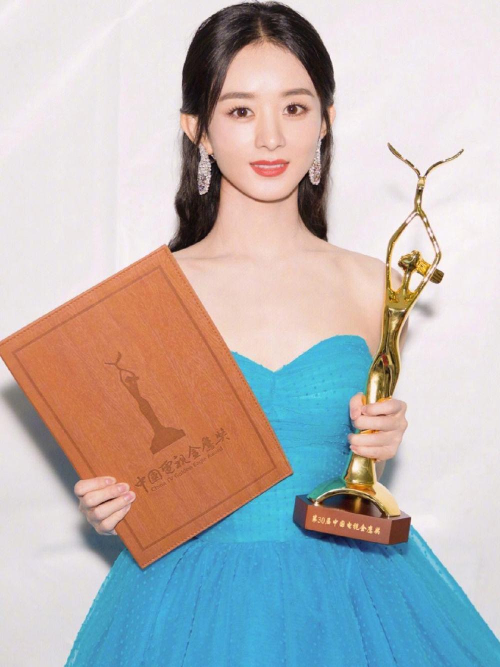 由造型引发舆论战：杨紫被疑爆剧不断、0拿奖？顶流转型遇困局