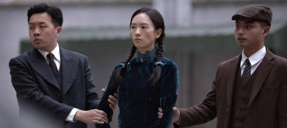 由造型引发舆论战：杨紫被疑爆剧不断、0拿奖？顶流转型遇困局