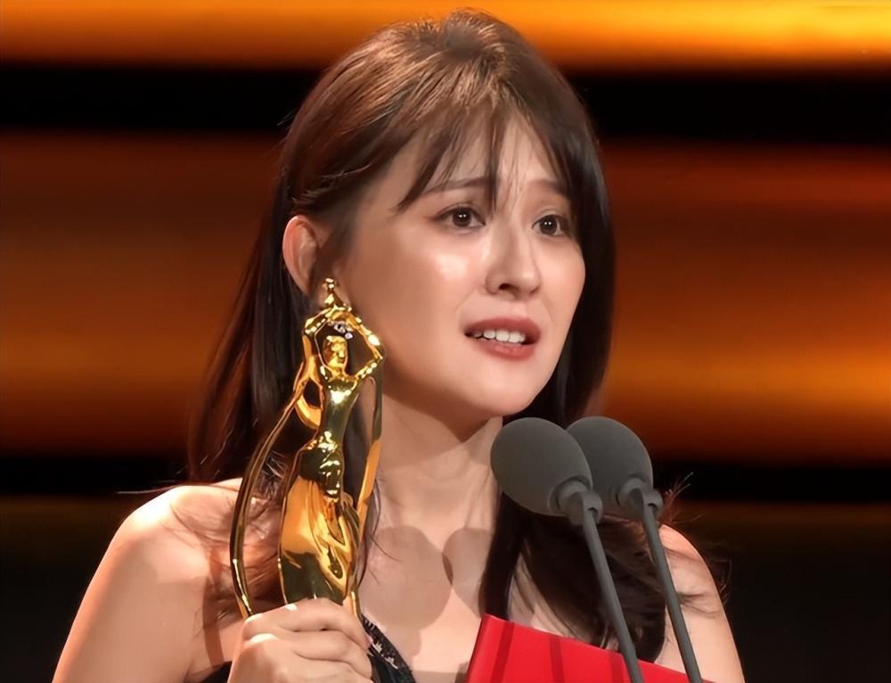 由造型引发舆论战：杨紫被疑爆剧不断、0拿奖？顶流转型遇困局