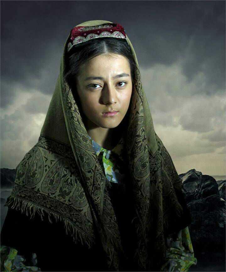 由造型引发舆论战：杨紫被疑爆剧不断、0拿奖？顶流转型遇困局