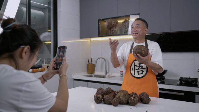 乔任梁去世七周年，陈乔恩晒粉色天空悼念，父母一直遭受网络暴力