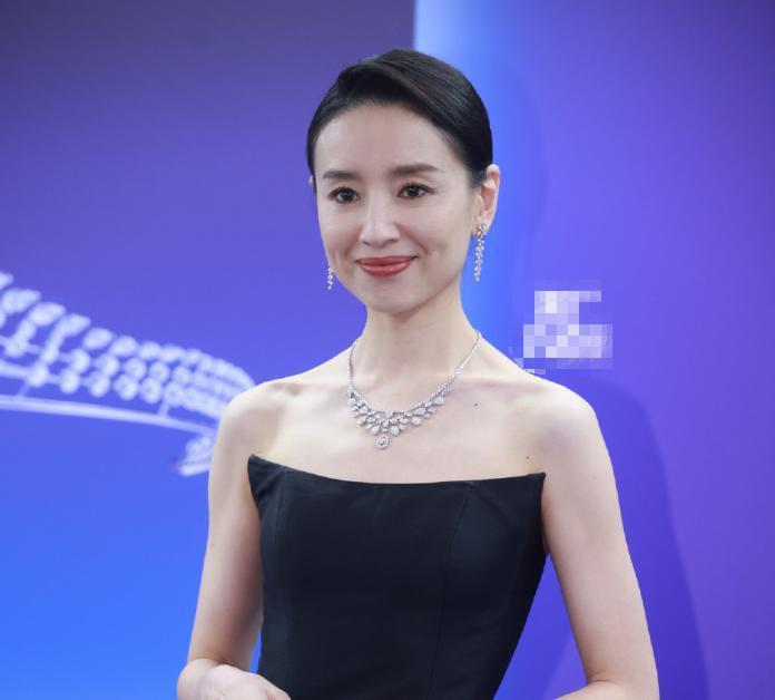 同样是43岁，当董洁和高圆圆同框，才知道中年女星不能太瘦了