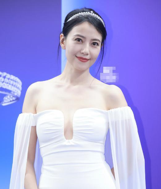 同样是43岁，当董洁和高圆圆同框，才知道中年女星不能太瘦了